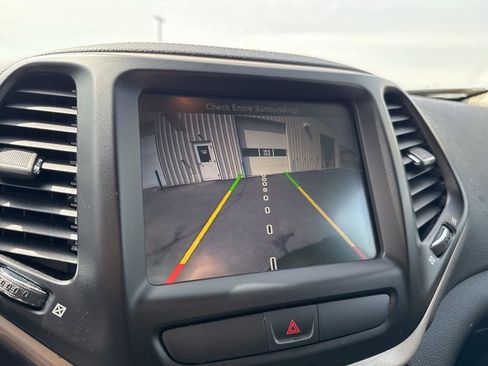 Used 2017 Jeep Cherokee Latitude w/ Cold Weather Group FWD image 22