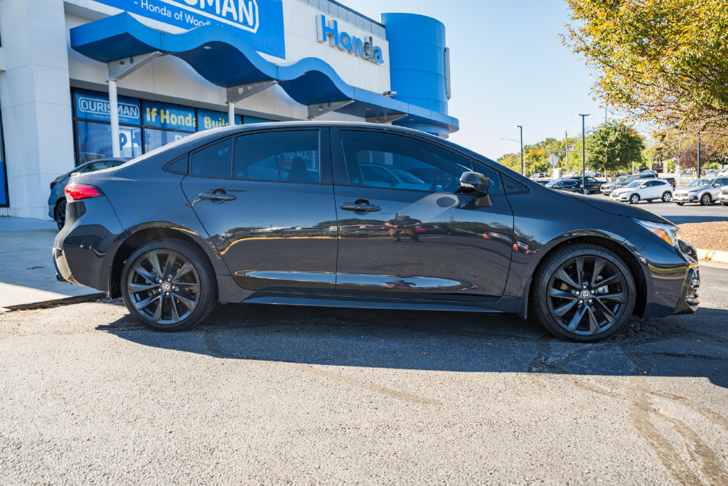 Used 2023 Toyota Corolla SE FWD image 3