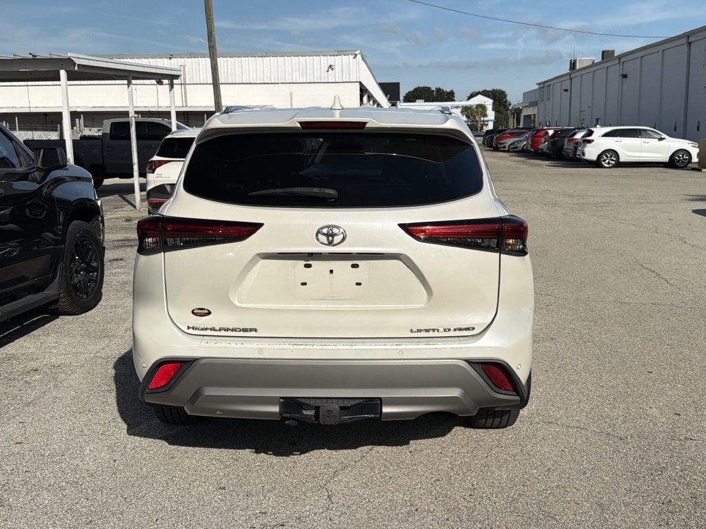 Used 2021 Toyota Highlander Limited AWD/4WD image 4
