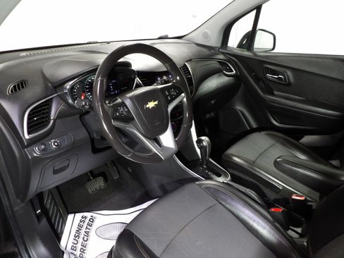 Used 2020 Chevrolet Trax LT w/ LT Convenience Package FWD image 9