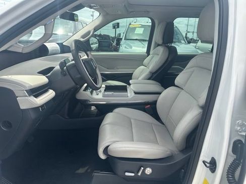 Used 2025 Lincoln Navigator Reserve AWD/4WD image 6