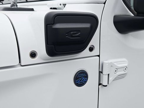 Used 2025 Jeep Wrangler Sahara image 22