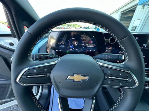 New 2025 Chevrolet Equinox EV LT image 17