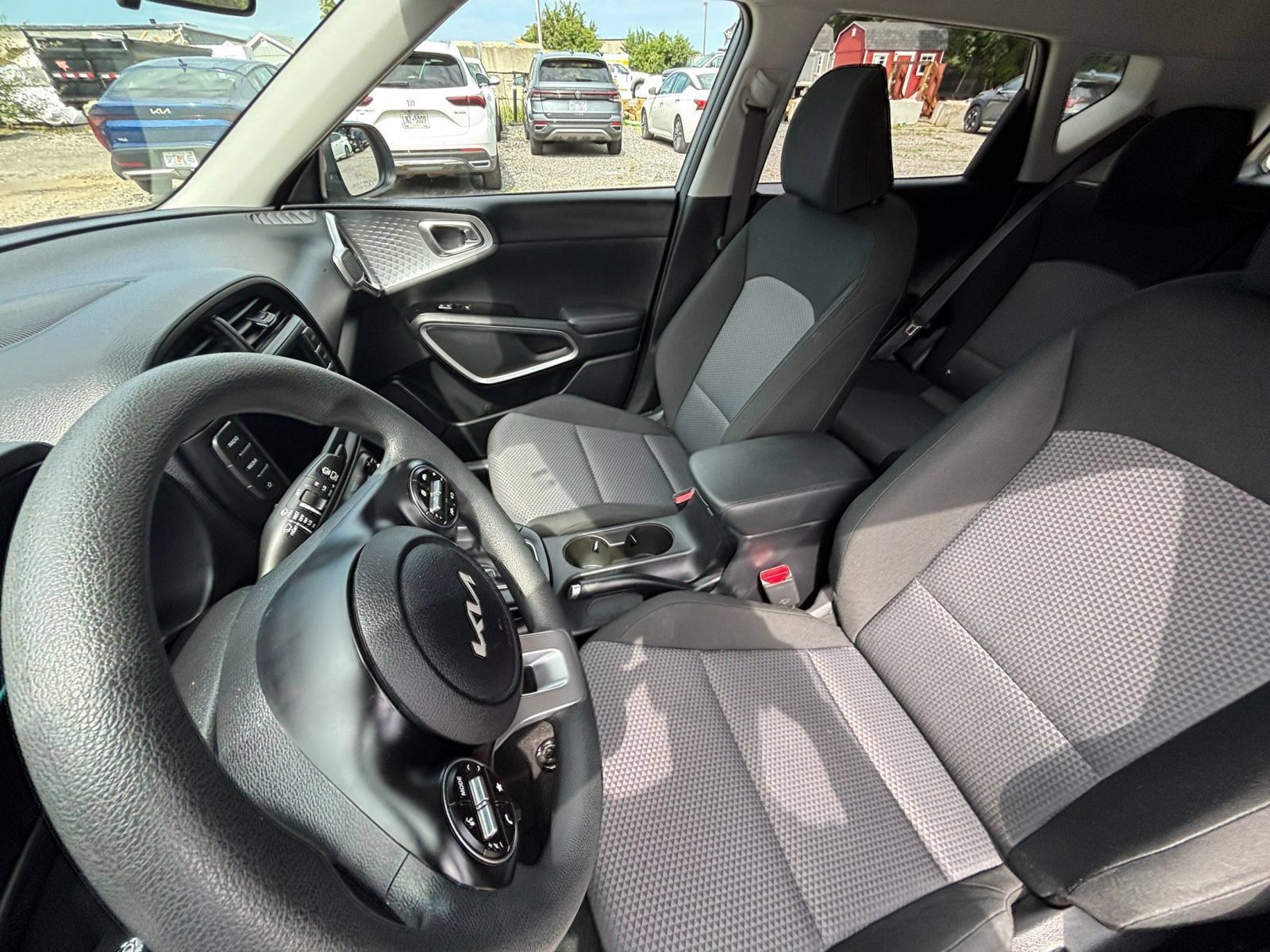 Used 2025 Kia Soul LX w/ LX Technology Package FWD image 35