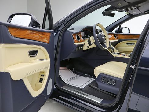Certified 2023 Bentley Bentayga Extended Wheelbase AWD/4WD image 41