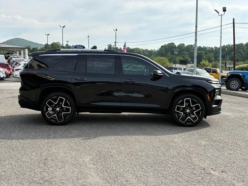 Used 2025 Chevrolet Traverse High Country FWD image 3