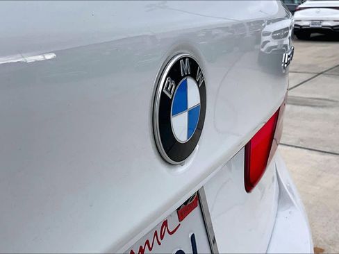 Used 2019 BMW 530e w/ M Sport Package image 30