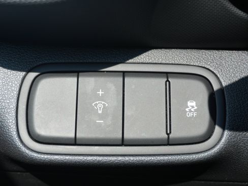 Used 2025 Hyundai Venue SEL FWD image 32