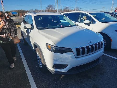 Used 2020 Jeep Cherokee Latitude image 3