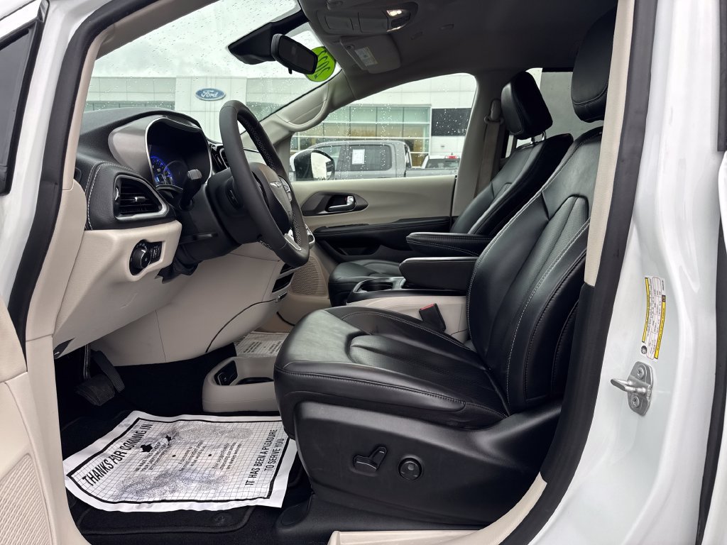 Used 2023 Chrysler Pacifica Touring-L FWD image 32