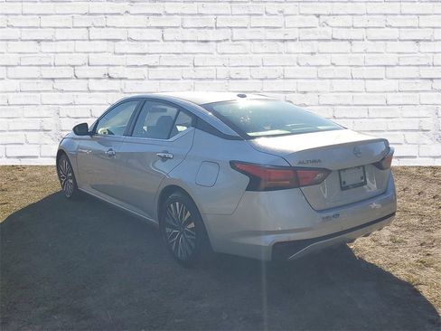 Used 2024 Nissan Altima 2.5 SV image 3