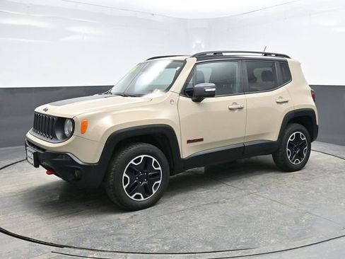Used 2016 Jeep Renegade Trailhawk image 3