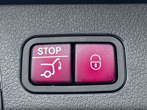 Used 2025 Mercedes-Benz GLB 250 4MATIC image 30