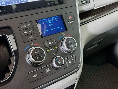 Used 2015 Toyota Sienna XLE Premium image 24