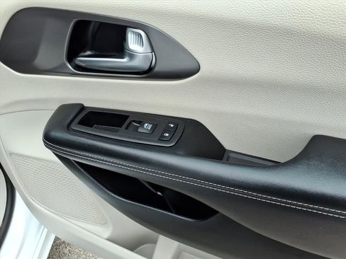 Used 2024 Chrysler Pacifica Touring-L image 5