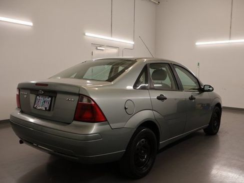 Used 2005 Ford Focus ZX4 Sedan FWD image 2