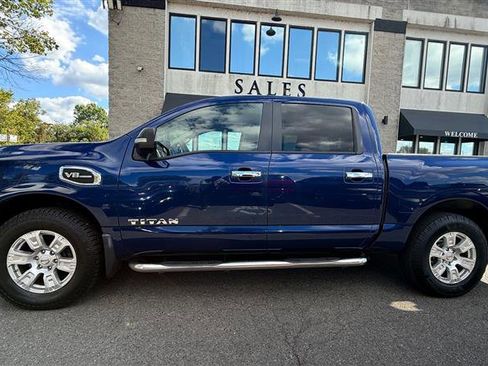 Used 2017 Nissan Titan SV image 2