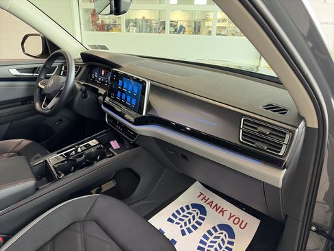 Used 2024 Volkswagen Atlas Peak Edition SE AWD/4WD image 40