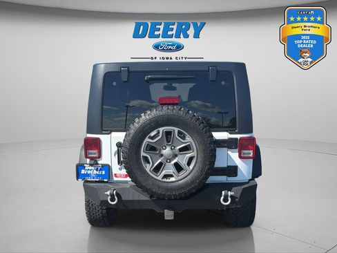 Used 2015 Jeep Wrangler Unlimited Rubicon w/ Connectivity Group AWD/4WD image 7