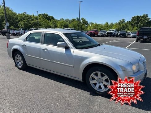 Used 2007 Chrysler 300 Touring w/ Comfort/Convenience Group RWD image 3