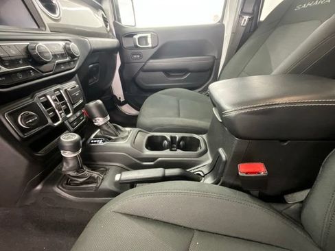 Used 2022 Jeep Wrangler Unlimited Sahara w/ Dual Top Group AWD/4WD image 19