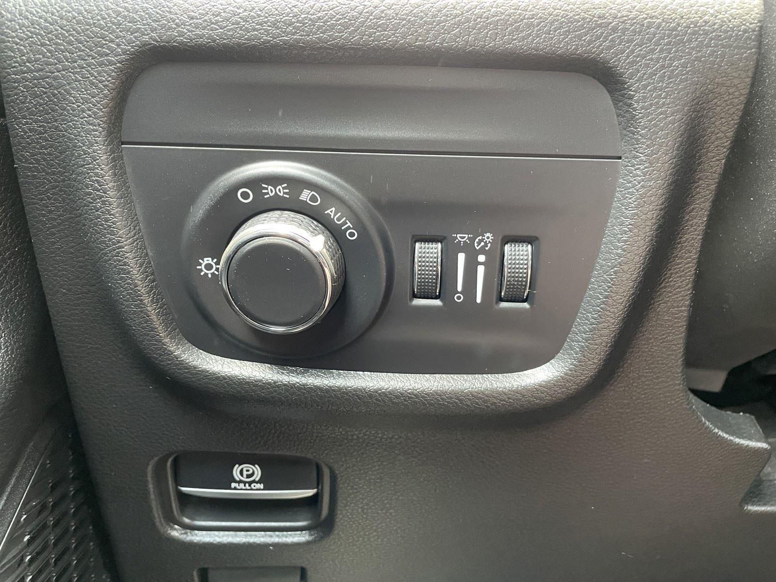 Used 2023 Jeep Grand Cherokee Altitude AWD/4WD image 33