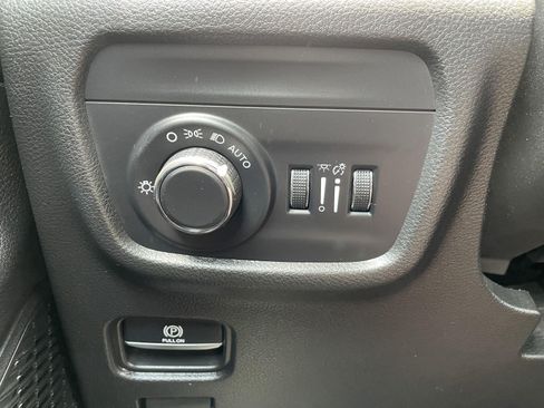Used 2023 Jeep Grand Cherokee Altitude AWD/4WD image 33