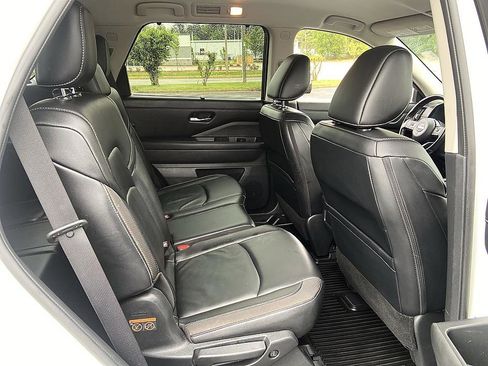 Used 2023 Nissan Pathfinder SL FWD image 18