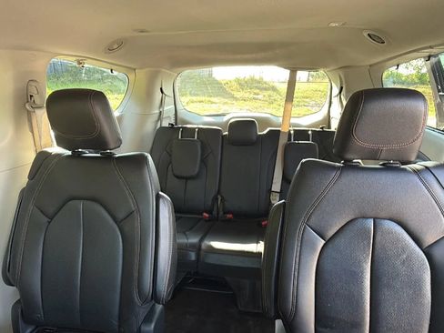 Used 2018 Chrysler Pacifica Touring-L w/ Tire & Wheel Group FWD image 18
