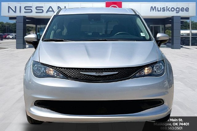 Used 2023 Chrysler Voyager LX FWD image 2