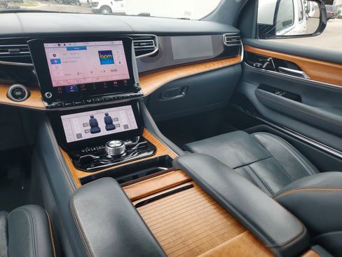 Used 2022 Jeep Grand Wagoneer Series II w/ Convenience Group III image 19