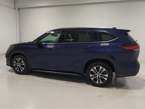 Used 2021 Toyota Highlander XLE AWD/4WD image 3