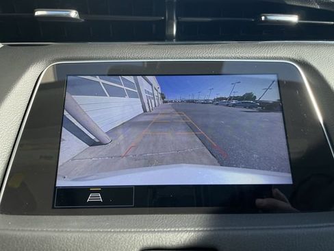 Used 2023 Cadillac XT4 Luxury w/ Cold Weather Package AWD/4WD image 17
