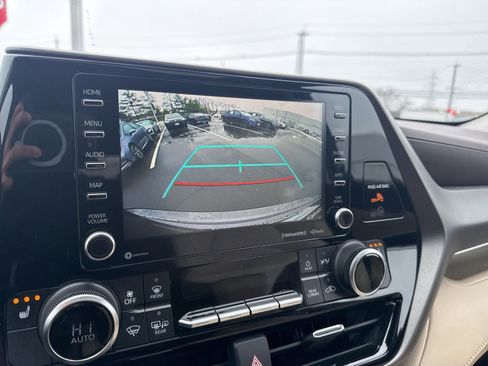 Used 2021 Toyota Highlander XLE image 23