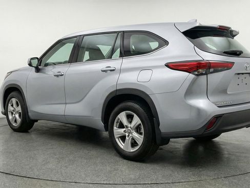 Used 2025 Toyota Highlander LE image 6