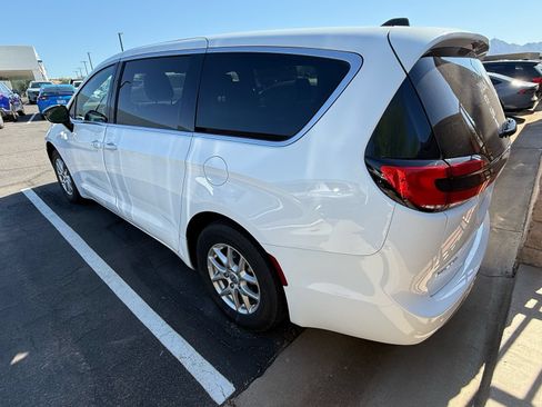 Used 2025 Chrysler Pacifica Select FWD image 3