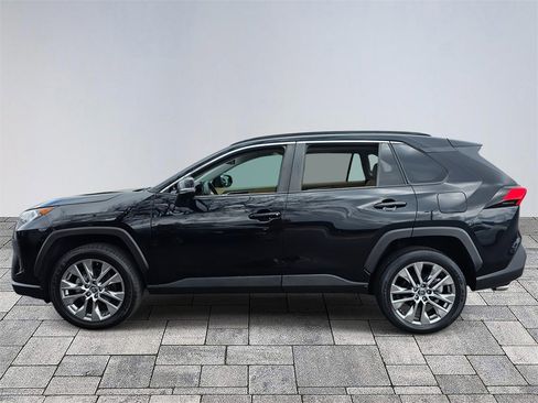 Used 2020 Toyota RAV4 XLE Premium image 4