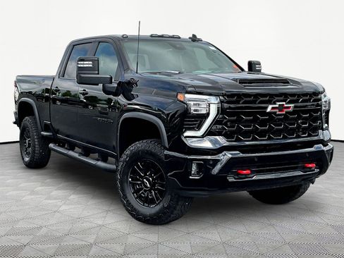 Used 2025 Chevrolet Silverado 2500 ZR2 w/ Technology Package AWD/4WD image 3