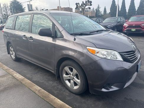 Used 2014 Toyota Sienna L image 3