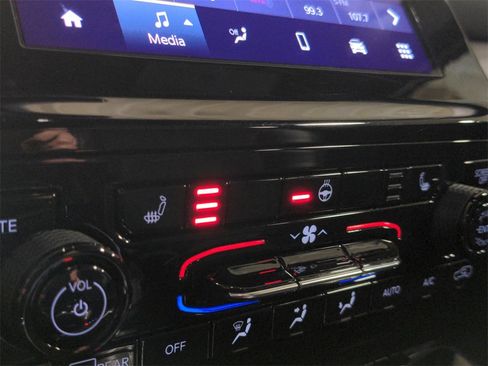 Used 2023 Jeep Grand Cherokee L Altitude image 30