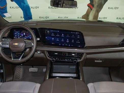 Used 2025 Chevrolet Tahoe LS image 3