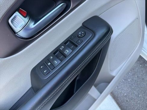 Used 2022 Chrysler Voyager LX image 20