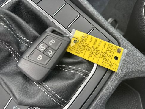 New 2025 Volkswagen Jetta SE image 30