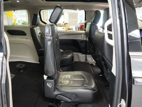 Used 2020 Chrysler Pacifica Limited FWD image 29