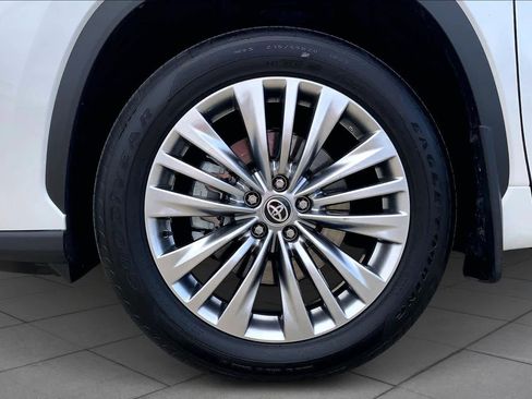 Used 2026 Toyota Highlander Platinum image 11