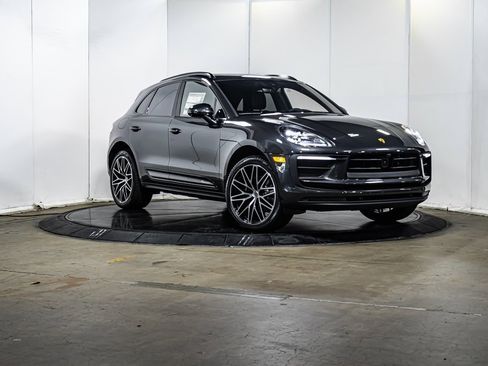 Certified 2025 Porsche Macan image 9