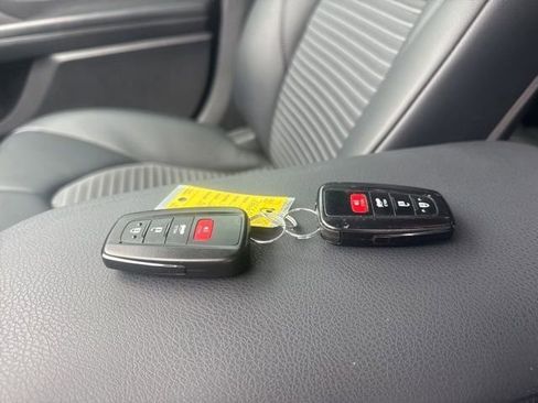 Used 2019 Toyota Camry SE w/ Convenience Package image 12