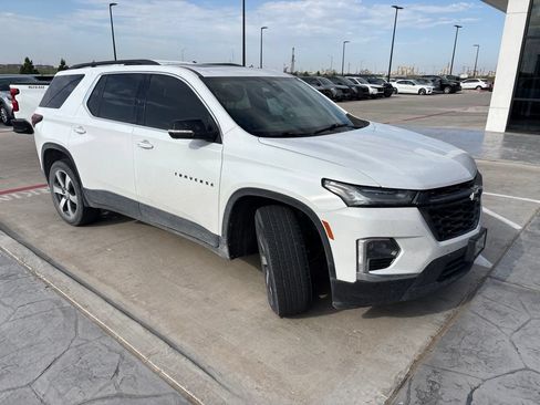 Used 2022 Chevrolet Traverse LT w/ LT Premium Package FWD image 2