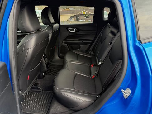 Used 2023 Jeep Compass Trailhawk w/ Trailhawk Convenience Group AWD/4WD image 9