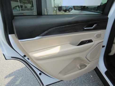 Used 2022 Jeep Grand Cherokee L Limited AWD/4WD image 17